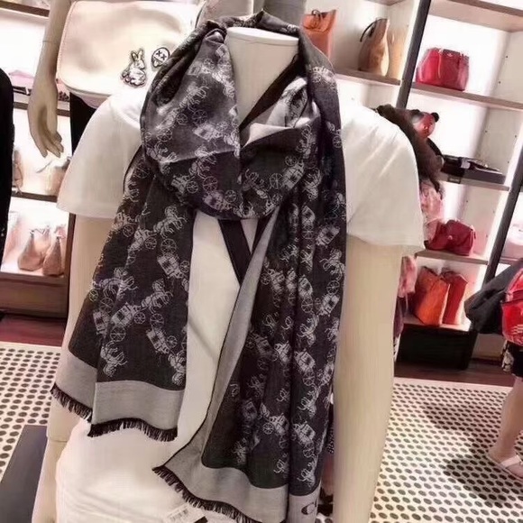 HORSE AND CARRIAGE WRAP (COACH F76395) - Picture 4 of 4